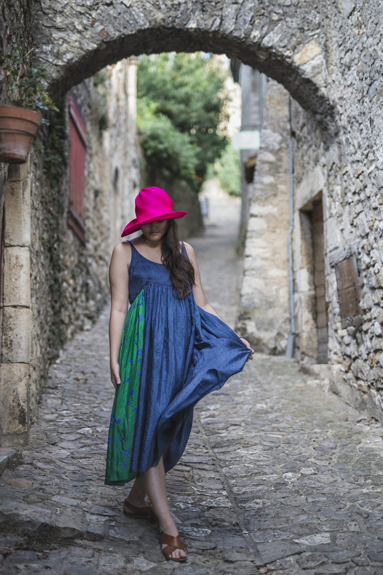 Portrait photo pour la créattice de chapeau Milie Néry - chapeau rose