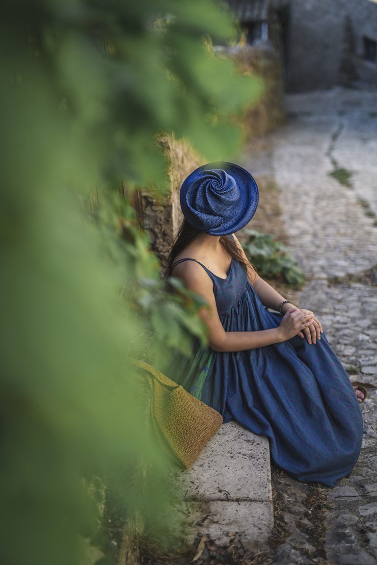 Portrait photo pour la créattice de chapeau Milie Néry - Chapeau bleu